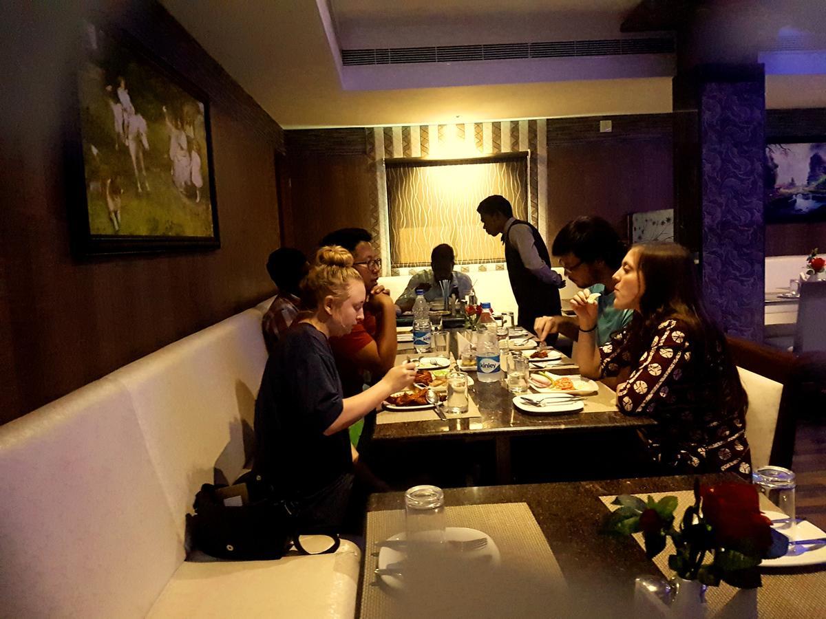 Venky'S Delight Hotel Rājahmundry Buitenkant foto